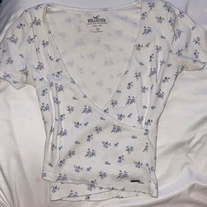 hollister baby tee SIZE: s
